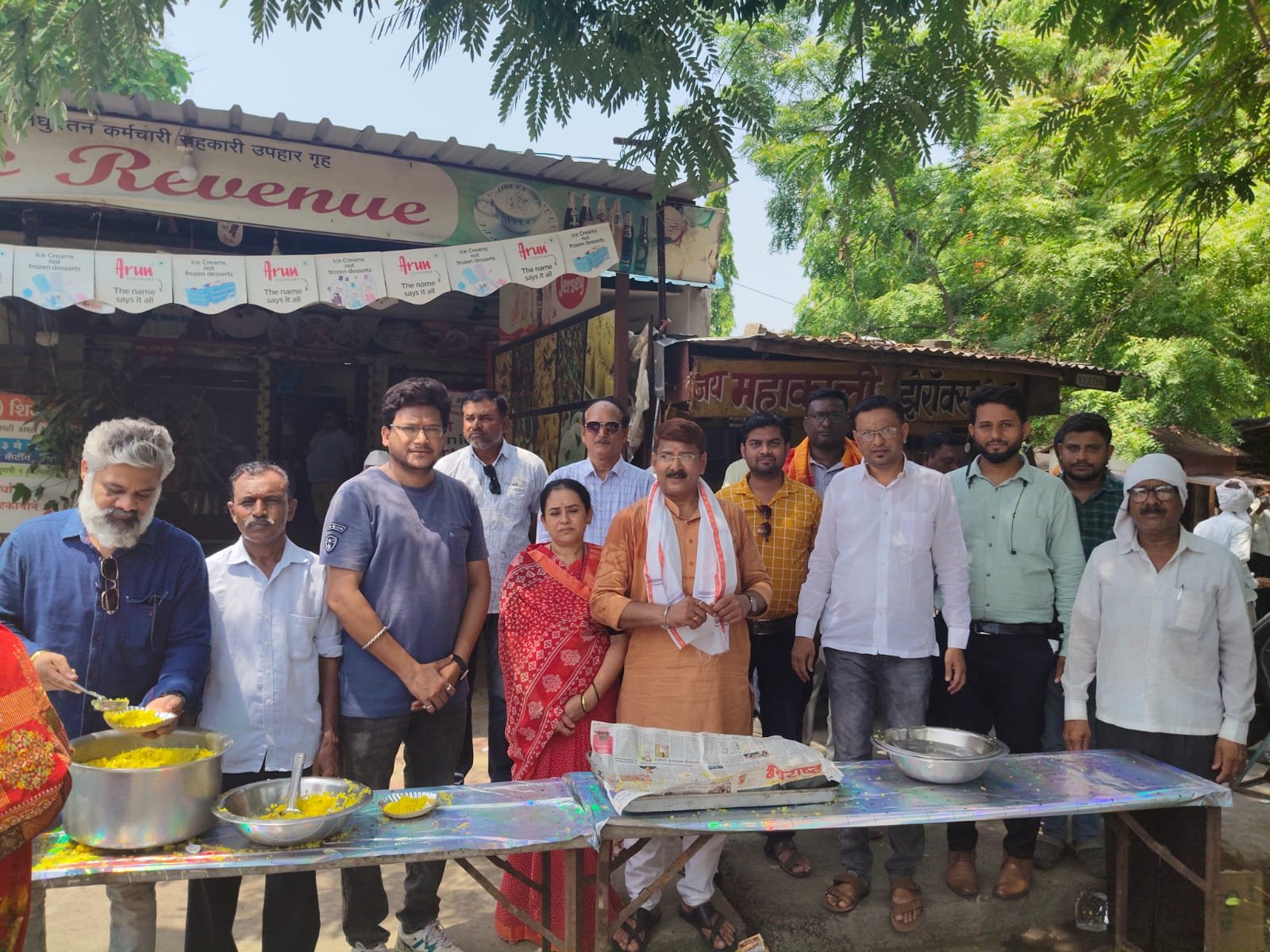 विठ्ठलाच्या दर्शनाला जाणाऱ्या पायदळ दिंडी भक्तांचे स्वागत व अल्पोहार देऊन युवा सोशल फोरम तर्फे भाविकांचे स्वागत...