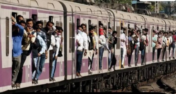 धावत्या लोकलमधून पडून पाच प्रवाशांचा मृत्यू झाल्याची दुर्दैवी घटना....