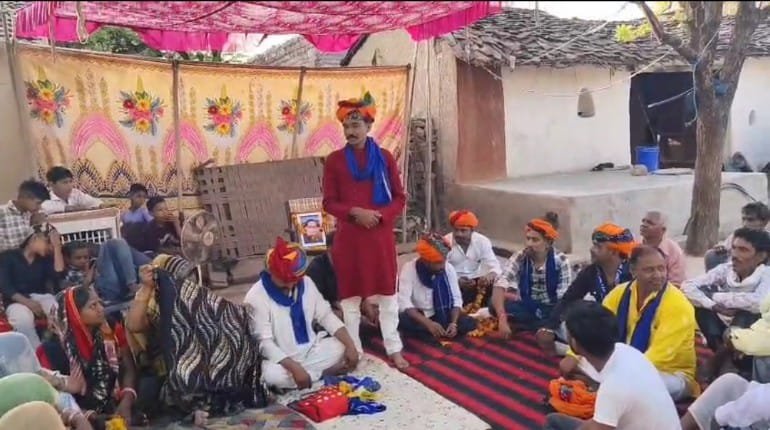 जिला भीलवाड़ा कोटडी तहसील में सभी ग्राम वासियों ने भीम आर्मी व पार्टी के पदाधिकारी को माला पहनाकर किया स्वागत...