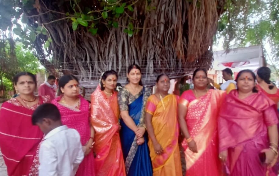 सात जन्माची रहावी साथ म्हणून लोह्यात महिलांनी वडाच्या झाडाला घातल्या प्रदक्षिणा...