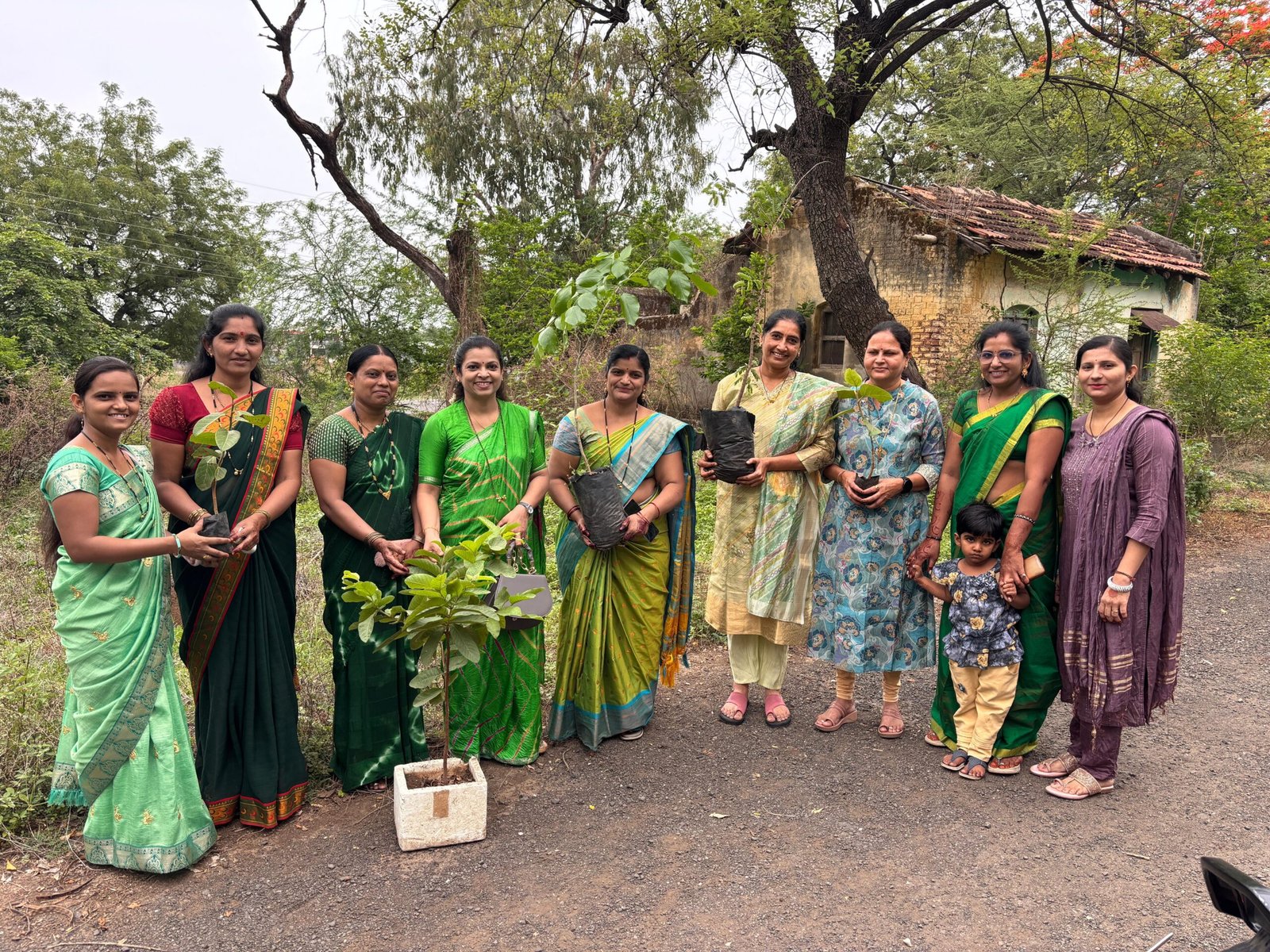अखिल भारतीय महात्मा फुले समता परिषद महिला आघाडीने पर्यावरणाचे महत्त्व जाणून मोठ्या प्रमाणात केली वटवृक्षाची लागवड....