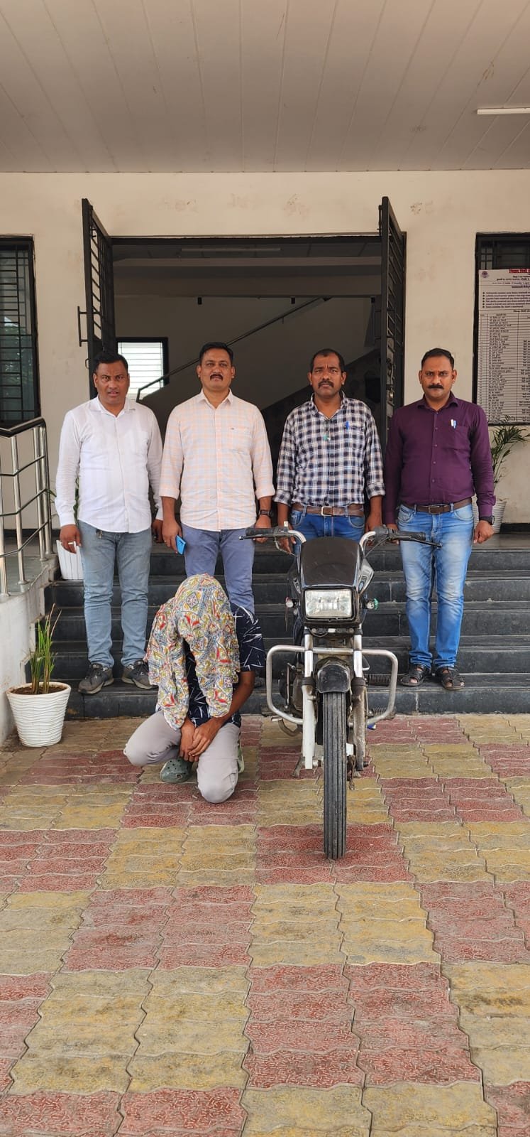 पोलीस स्टेशन वर्धा शहर गुन्हे प्रकटीकरण पथकाने चोरीच्या मोटरसायकल चे गुन्हे केले उघड....