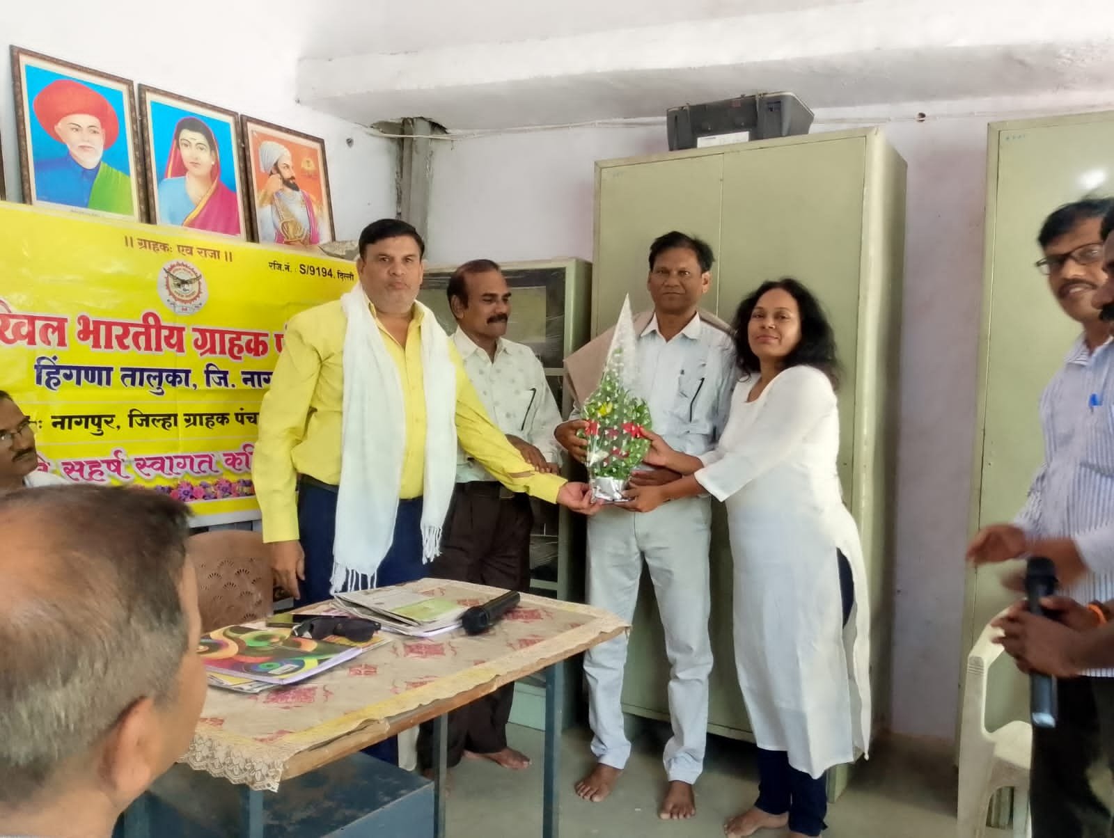भाग्यश्री सार्वजनिक वाचनालय वानाडोंगरी तर्फे प्रा. डाॅ. विश्वनाथ व सुजाता दरेकार यांचा सत्कार...