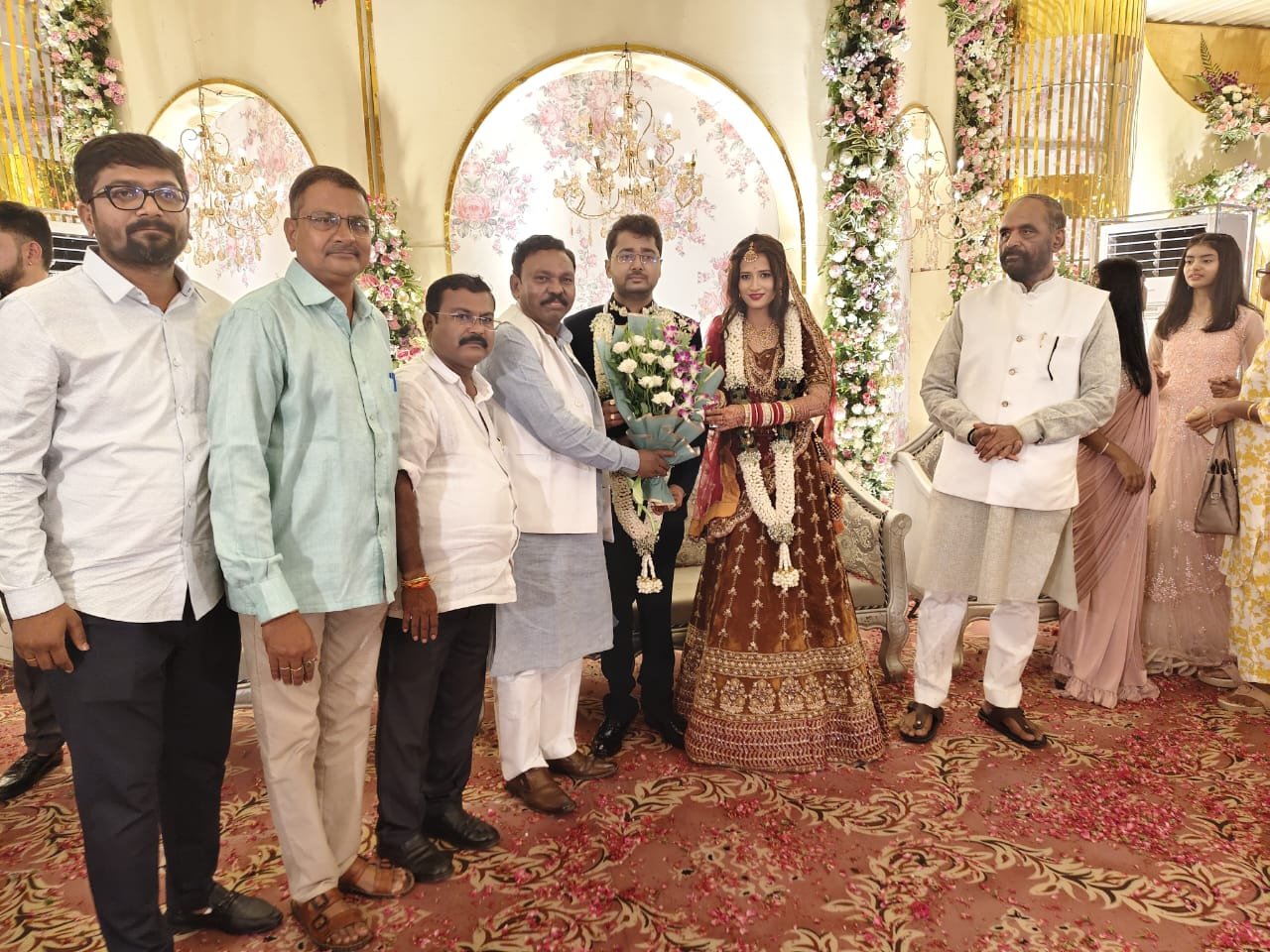 नववधू-वरांसाठी सदिच्छा शुभाशीर्वादांचा चंद्रपूरात वर्षाव…!