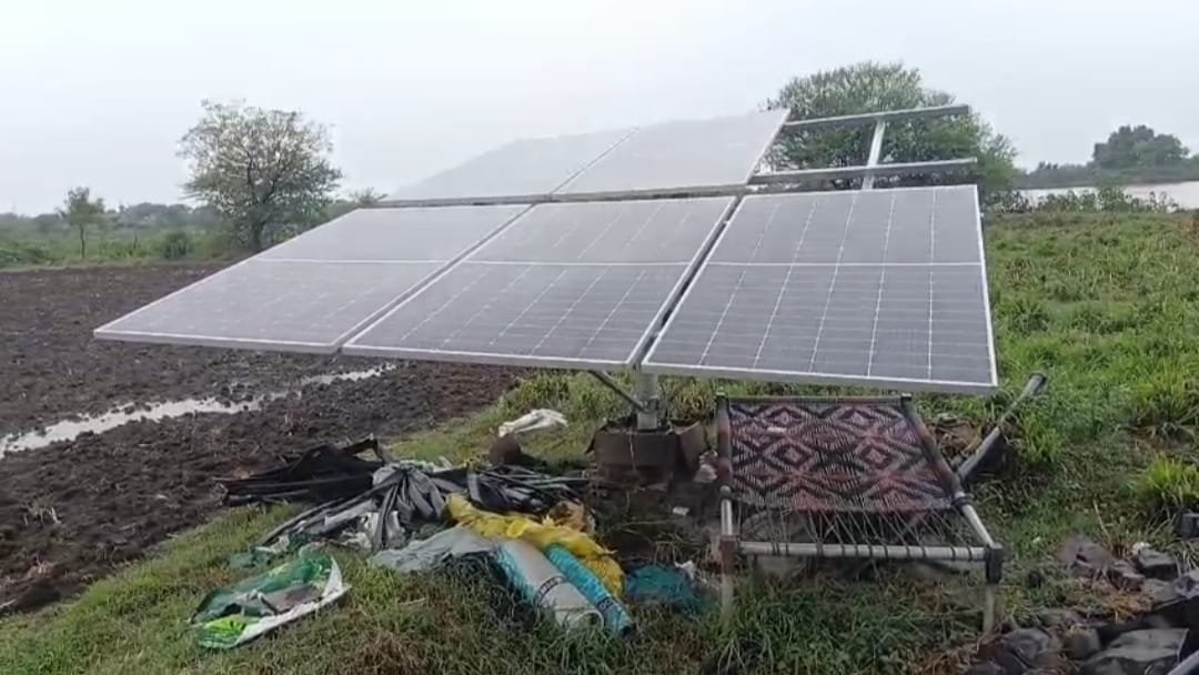 वादळी वाऱ्या मुळे कृषी पंपा वरील सोलार गेले उडून...