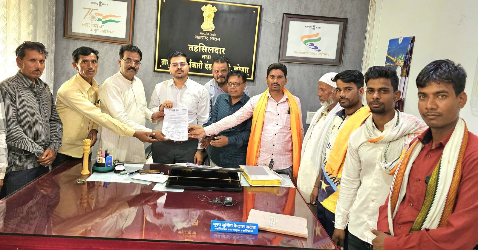 पाणंद रस्त्यासाठी शिवसेना (उ.बा.ठा) तहसीलदार दालनात ठिय्या आंदोलन...