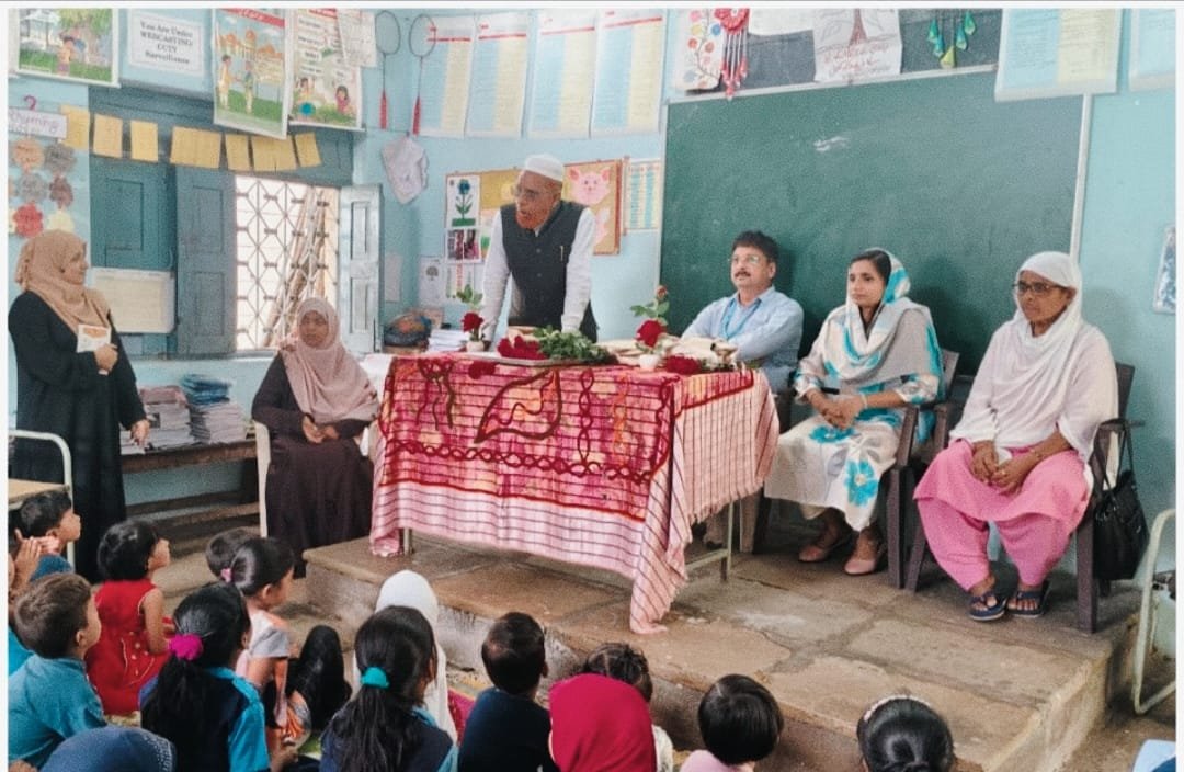 फातेमा शेख मनपा ऊर्दू शाळा क्र 13 येथे प्रवेशोत्सव व पाठ्यपुस्तकांचे वितरण उत्साहात करण्यात आले…