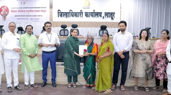आणीबाणीच्या काळात बंदिवास भोगलेल्या नागरिकांचा, प्रभारी जिल्हाधिकारी शिल्पा करमरकर यांच्या हस्ते गौरव !