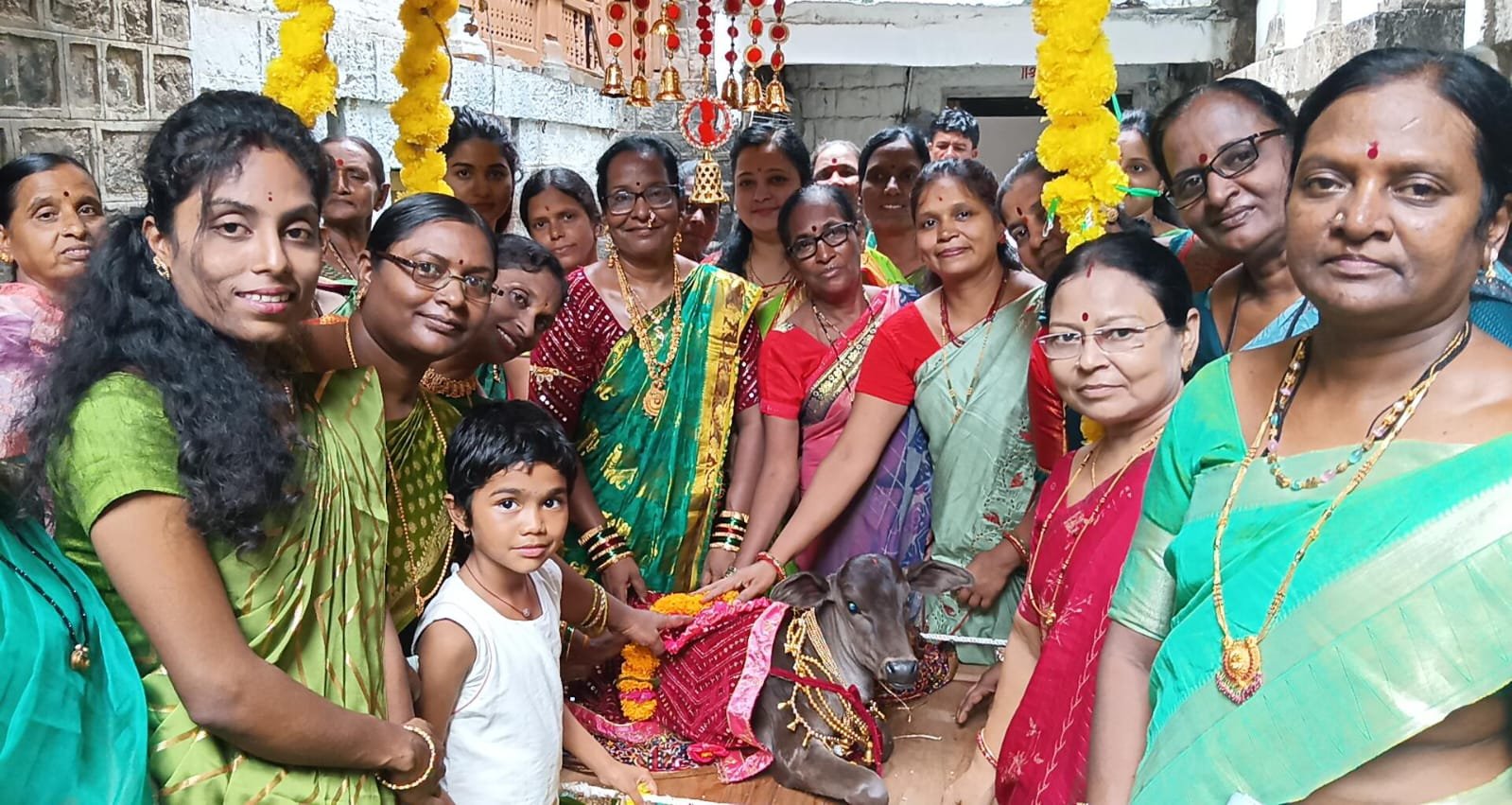 लोह्यात भोस्कर कुटुंबीयांकडून गोमातेचे बारसे कार्यक्रम संपन्न