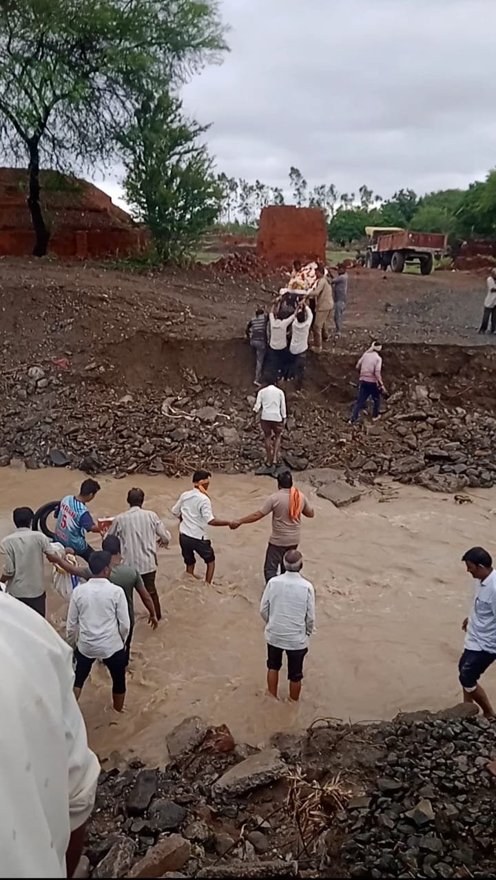 अचानक आलेल्या पावसामुळे प्रेत जाळणे सुद्धा झाले कठीण, उडाली तारांबळ ...