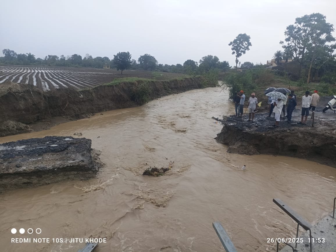 बांधकाम विभागाच्या निष्काळजीपणामुळे वनोजा,धानोरा,येवती गावाचा संपर्क तुटला.........