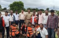 पावसामुळे आलेल्या पुरात अडकलेल्या लोकांसाठी  रेस्क्यू ऑपरेशन....