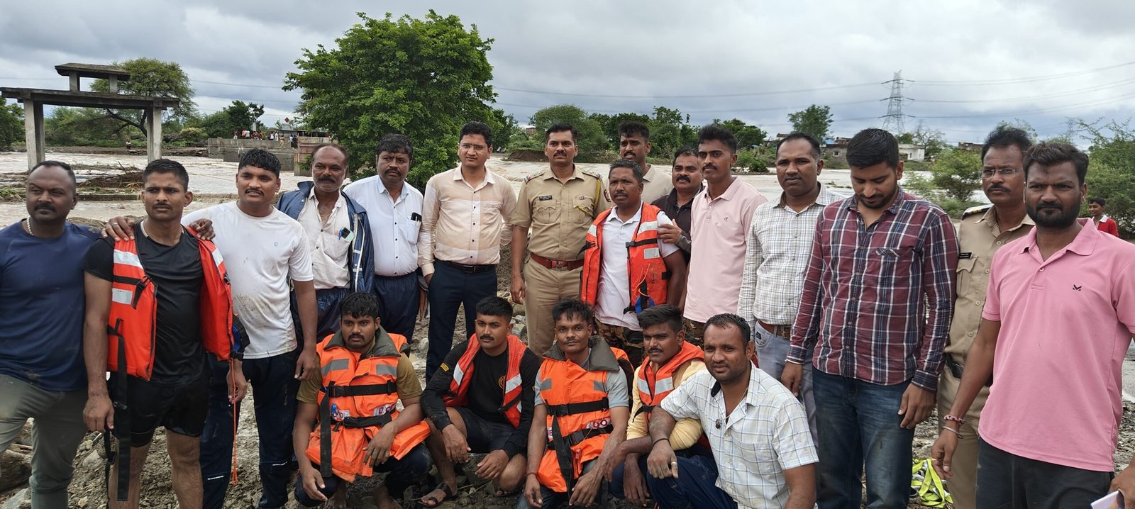पावसामुळे आलेल्या पुरात अडकलेल्या लोकांसाठी  रेस्क्यू ऑपरेशन....