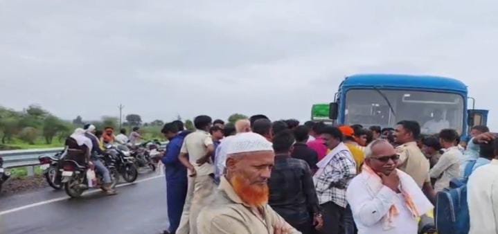 विद्यार्थ्यांच्या विरोधानंतर बस मार्गात बदल करण्याचे आश्वासन....