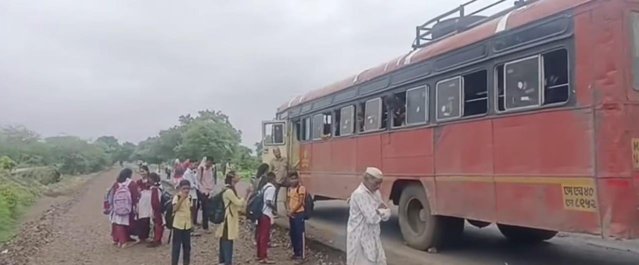 अकोल्यात टळला मोठा बस अपघात, चालकाच्या सतर्कतेमुळे 28 विद्यार्थ्यांचे प्राण वाचले ....