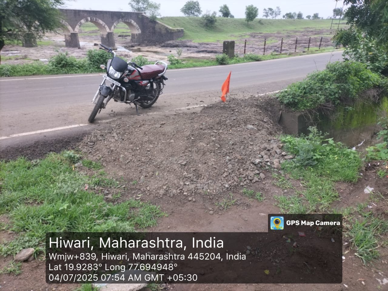 अखेर हिवरी नदी रस्त्यालगतच्या खड्ड्याचे काम सुरु:- संध्या रणवीर(महाक्रांती न्युज पोर्टल व दैनिक ची दखल )