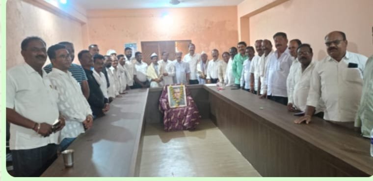 स्व. वसंतराव नाईक जयंती दिनी खरेदी विक्री संघाने दोन शेतकऱ्यांचा शाल श्रीफळ व पुष्पगुच्छ देऊन केला सत्कार