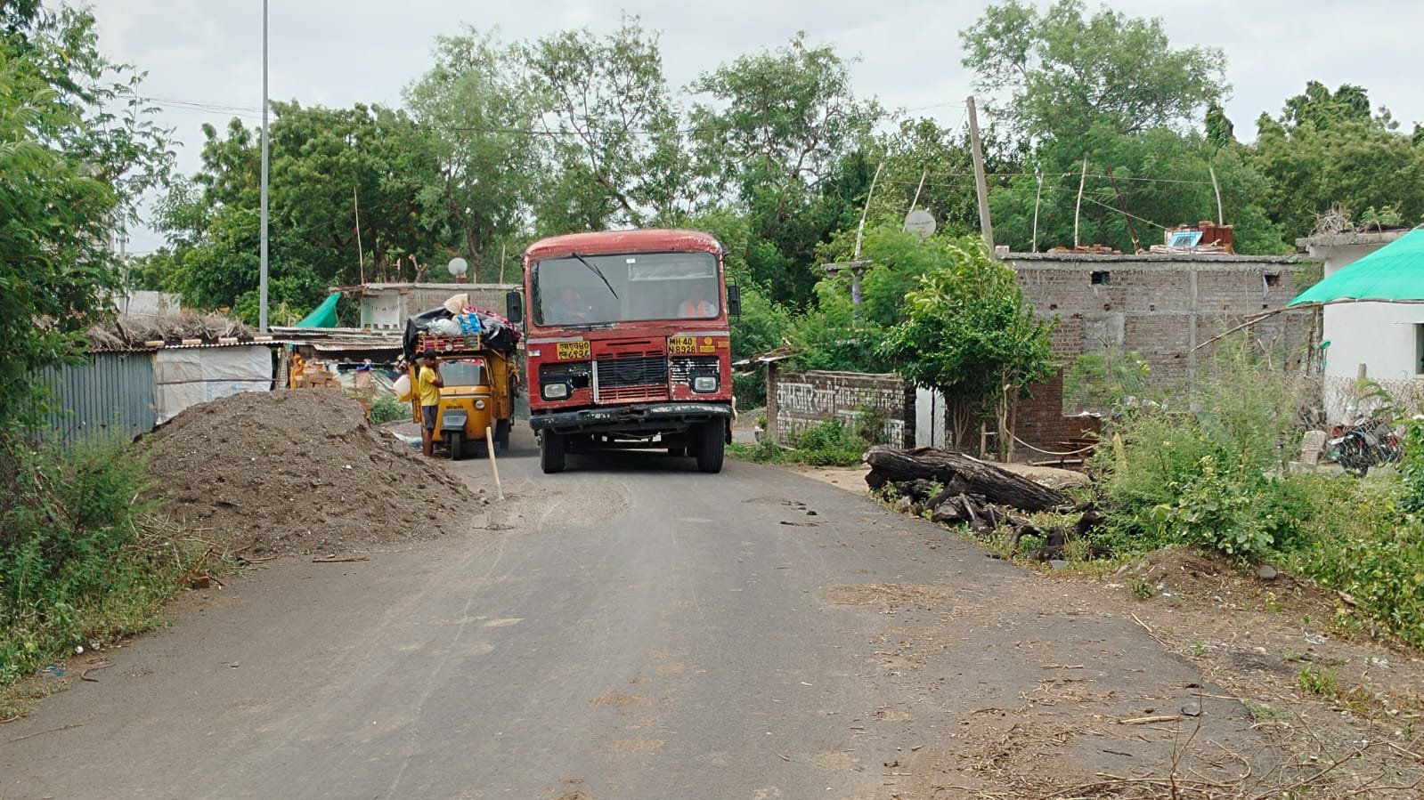 आटमुर्डी येथे जिल्हा परिषद शाळे-जवळ वळण रस्ता धोक्याचा