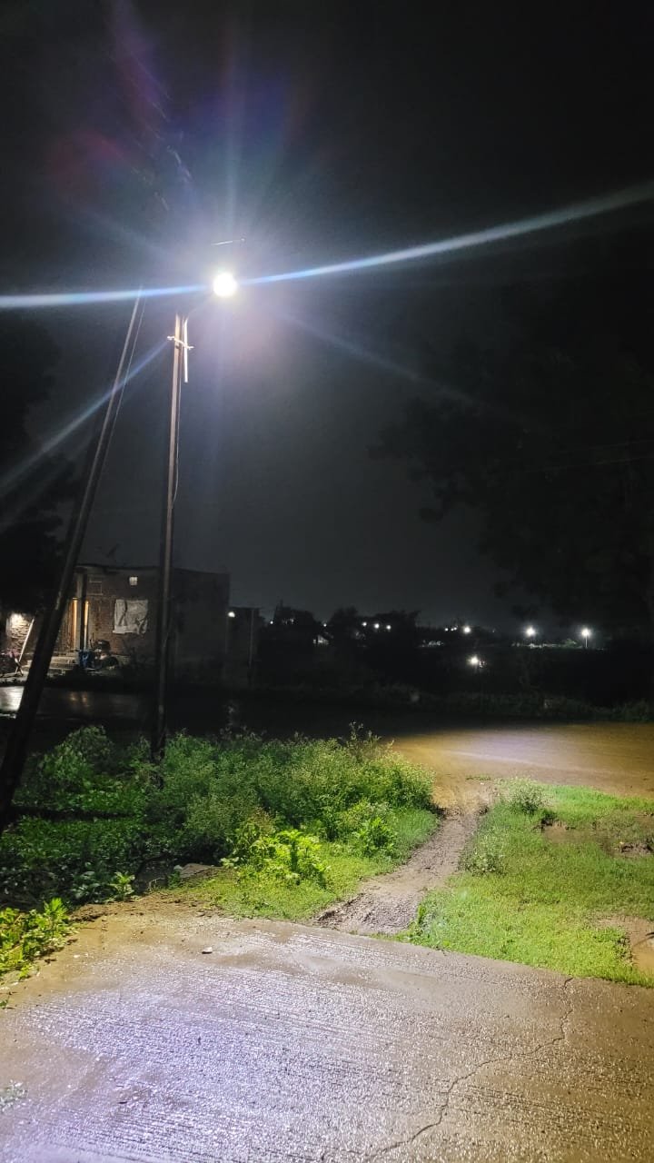 मनसेच्या प्रयत्नाने शालंगडीतील सारा टाऊन अंधारातून उजेडात...