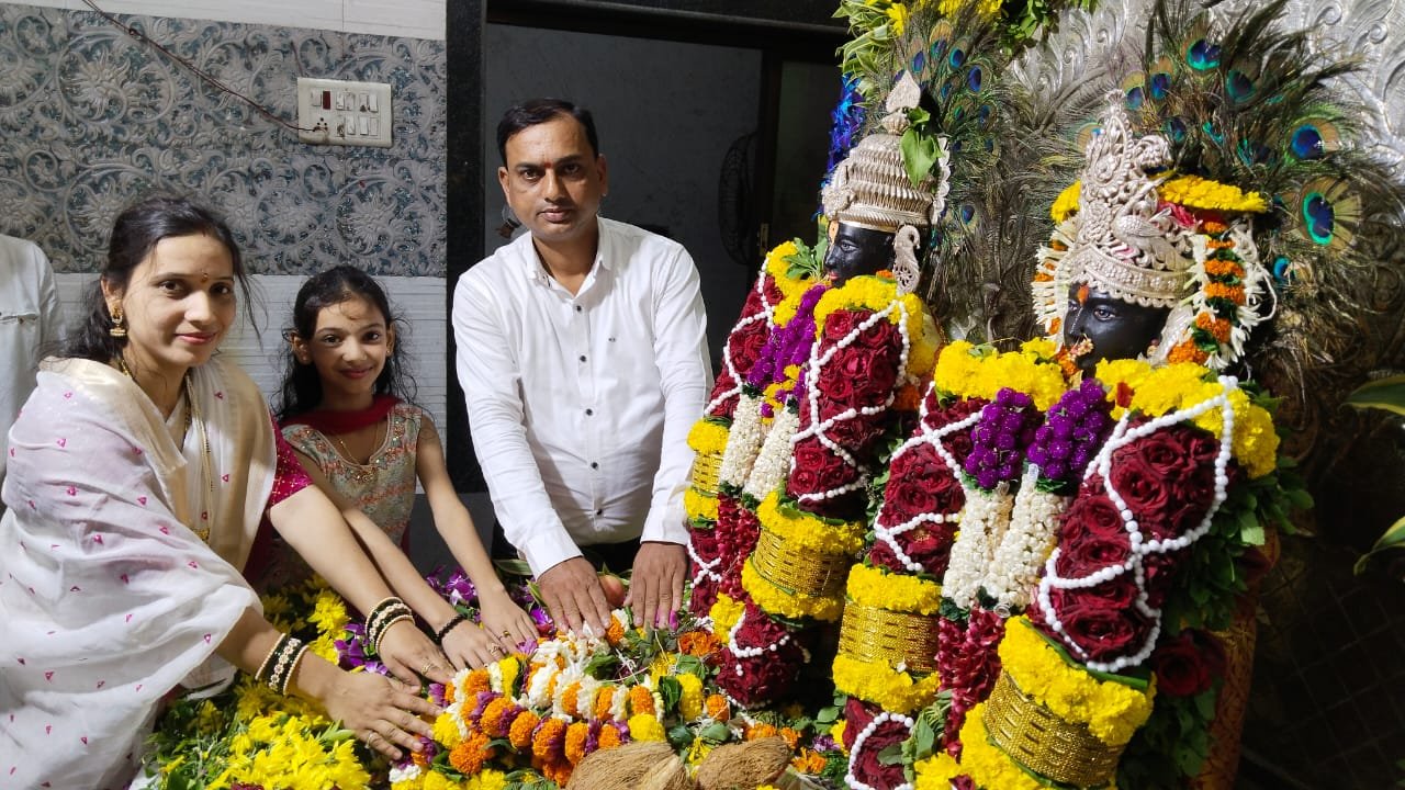 पत्रकार कैलासराजे घरत यांनी आषाढी एकादशी निमित्त सहकुटुंब घेतले श्री विठ्ठल रखुमाईचे मनोभावे दर्शन…