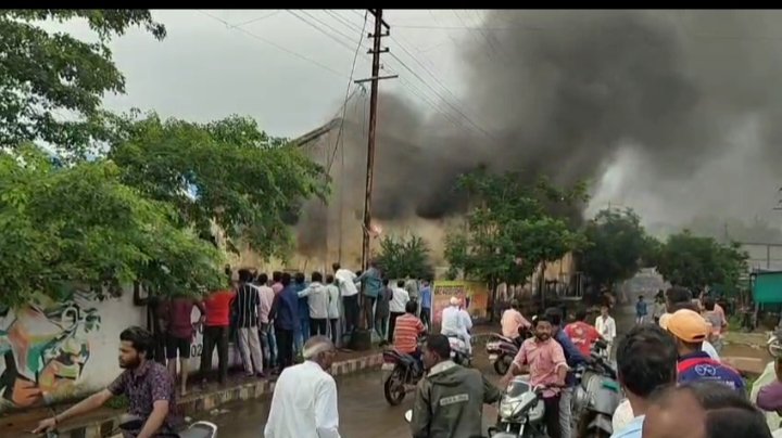 राळेगाव येथे शासकीय धान्य गोडाऊन मध्ये भीषण आग, धान्य जळुन झाले खाक.....