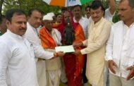 ४५ हजार रुपये कर्जाची रोख रक्कम राष्ट्रवादी काँग्रेस पक्ष-शरदचंद्र पवार पक्षाच्या वतीने शेतकरी अंबादास पवार यांच्या कडे सुपूर्द....