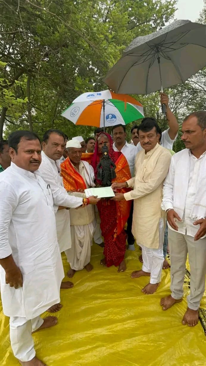 ४५ हजार रुपये कर्जाची रोख रक्कम राष्ट्रवादी काँग्रेस पक्ष-शरदचंद्र पवार पक्षाच्या वतीने शेतकरी अंबादास पवार यांच्या कडे सुपूर्द....