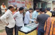 विठ्ठल मंदिर परिसरात आषाढ एकादशी निमित्त, वर्धा शहर शिवसेना ठाकरे गट यांचे वतीने भाविकांना फराळ वाटप...