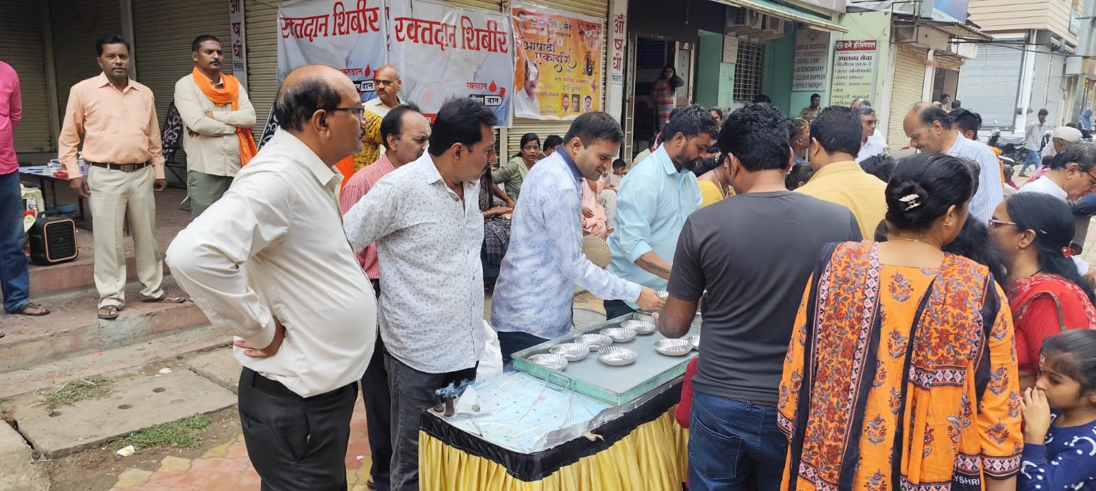 विठ्ठल मंदिर परिसरात आषाढ एकादशी निमित्त, वर्धा शहर शिवसेना ठाकरे गट यांचे वतीने भाविकांना फराळ वाटप...