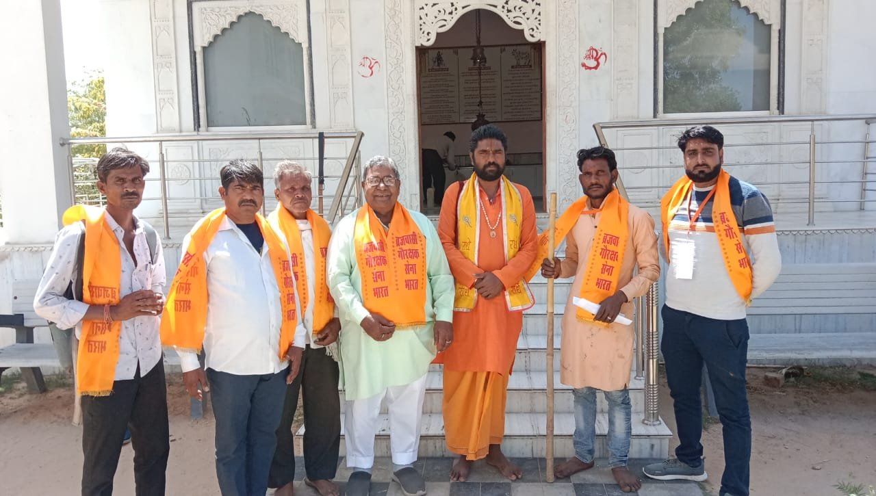 गोर्वधन धाम में संतों के आश्रम पर विशाल भंडारा करने वाले से लोगों से पैसे लेते हैं ..