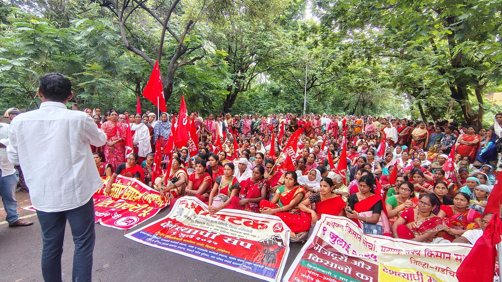 कामगार देशव्यापी संपाच्या पार्श्वभूमीवर गडचिरोली जिल्हाधिकारी कार्यालयासमोर धरणे आंदोलन — महिलांची लक्षणीय उपस्थिती, शेतकरी व कामगारांचा हक्कासाठी निर्धार...