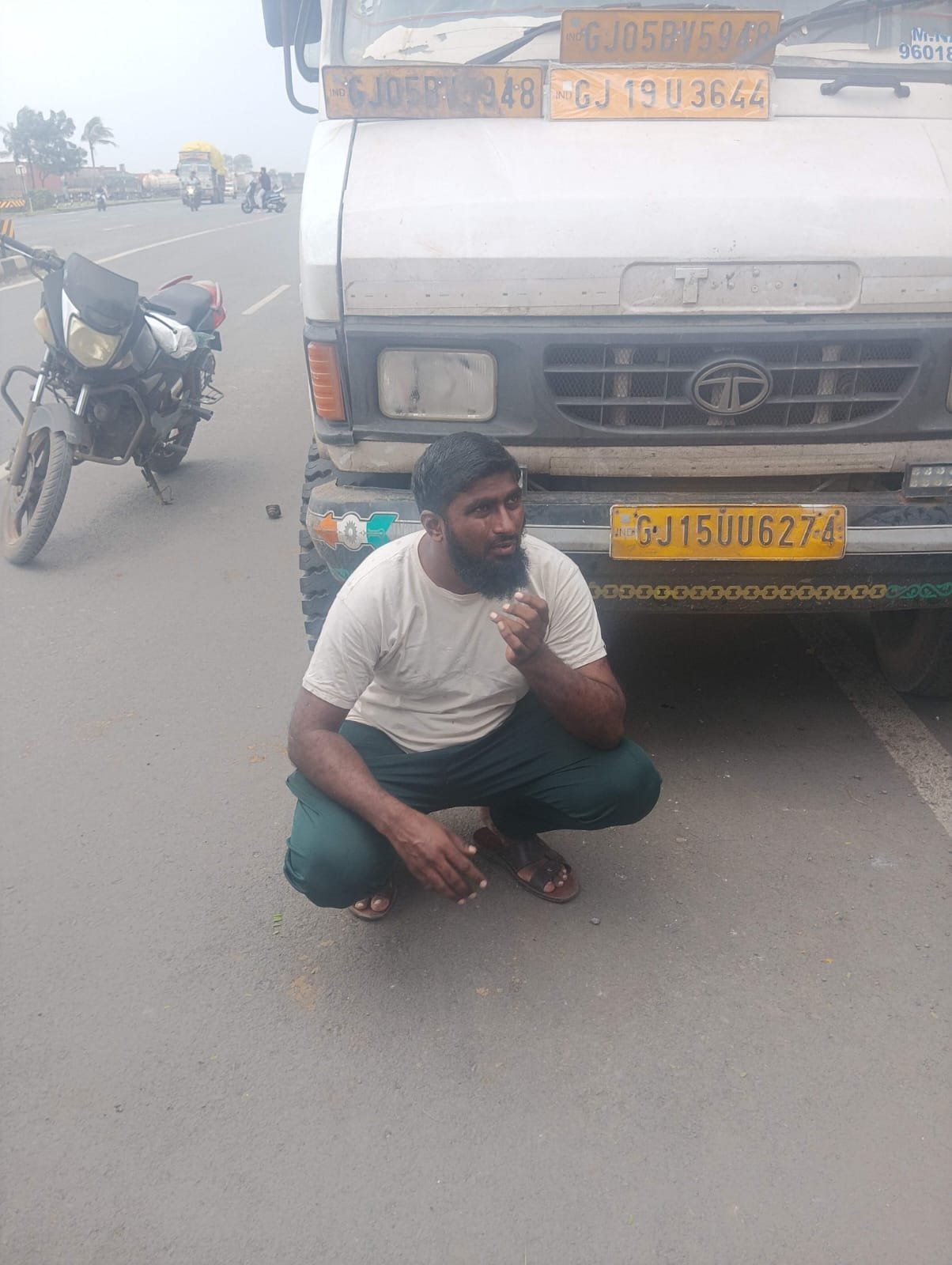 ब्रजवासी गौ रक्षक सेना भारत संगठन ने एक गाड़ी पकड़ी