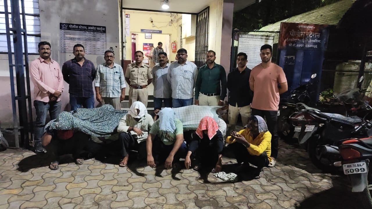 ऑपरेशन प्रहार अंतर्गत अकोट फाईल अकोला परीसरातील जुगार खेळणा-या आरोपीवर अकोट फाईल पोलीसांची कारवाई १,०१,४०० रू चे माला सह ११ आरोपी ताब्यात
