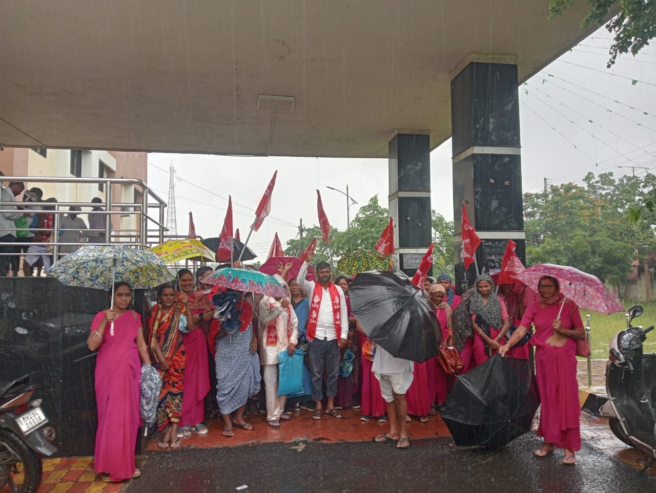 भारतीय कम्युनिस्ट पक्ष यांच्या वतीने उपविभागीय अधिकारी राळेगाव यांना आंदोलन करून निवेदन देण्यात आले...