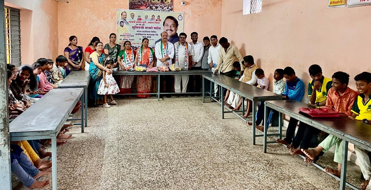 राष्ट्रवादी काँग्रेस पक्षाचे प्रदेशाध्यक्ष खा सुनील तटकरे यांच्या वाढदिवसानिमित्त फळे वाटप...
