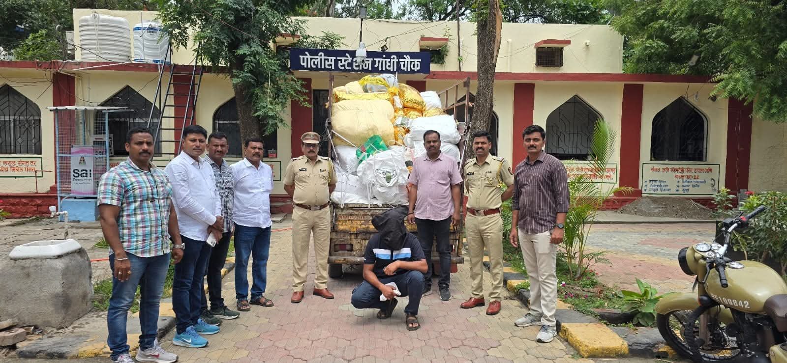 16 लाख 89 हजार रुपयांचा प्रतिबंधित गुटखा जप्त.