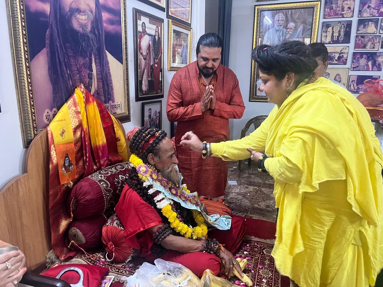 ब्रजवासी गौ रक्षक सेना भारत संगठन की राष्ट्रीय प्रवक्ता गुरु आश्रम पर पहुंची