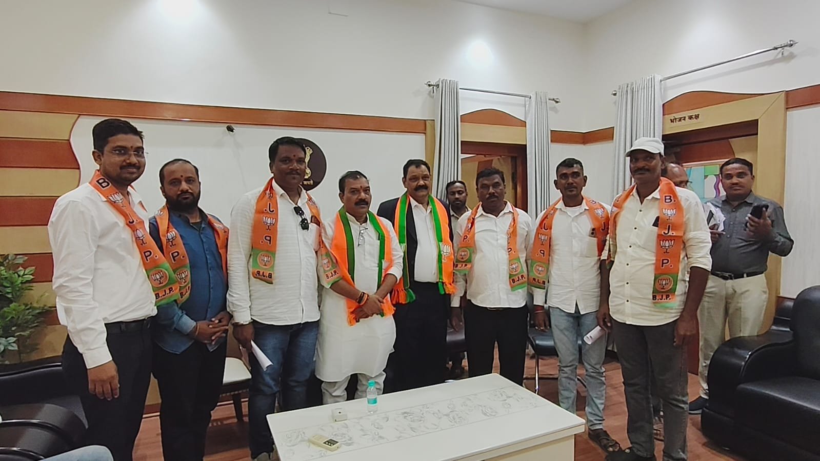 राळेगावात शिंदे गटाला धक्का,संदीप पेंदोर यांच्या नेतृत्वात शेकडो कार्यकर्ते भाजपात