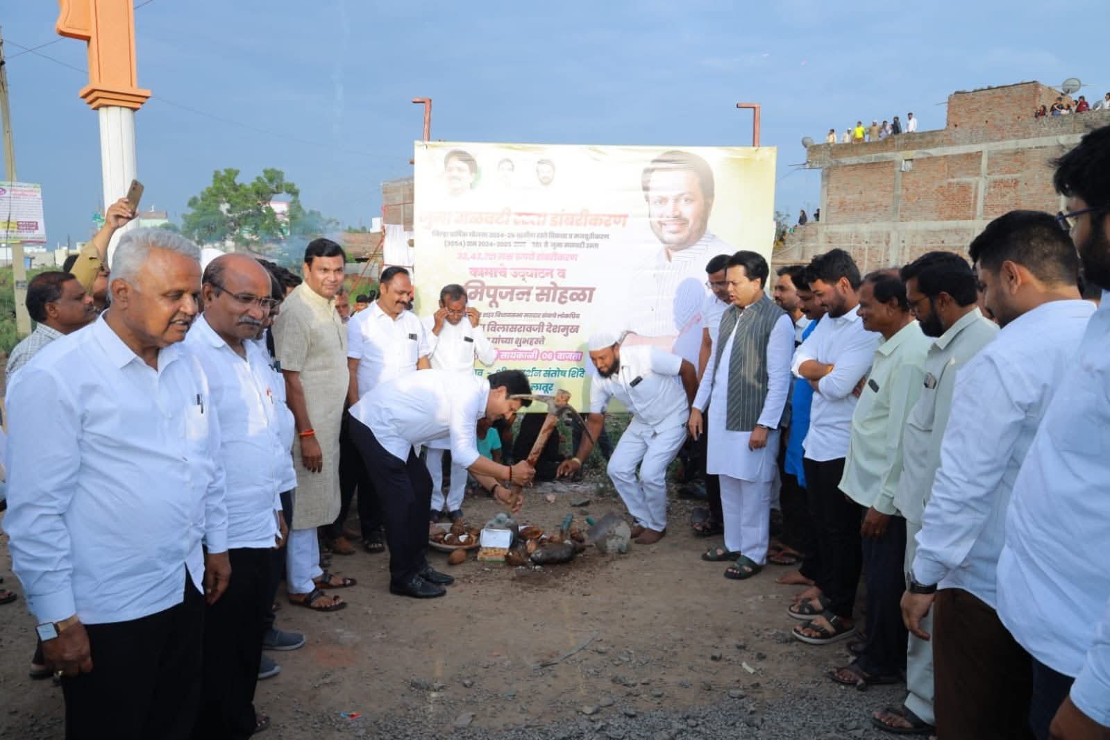 लातूर येथील प्रभाग 2 मधील जुना मळवटी रोड डांबरीकरण आणि नूतनीकरण कामाचे केले भूमीपूजन.. आ.अमित देशमुख...