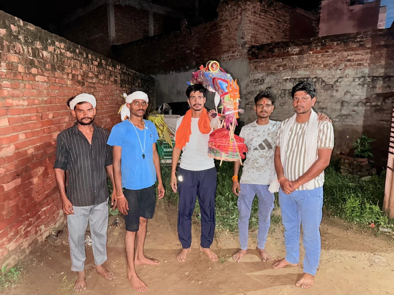 गौ माता को राष्ट्र माता घोषित करने के लिए आगरा मंडल अध्यक्ष गौपुत्र रामकुमार कांवड़ लेकर आये
