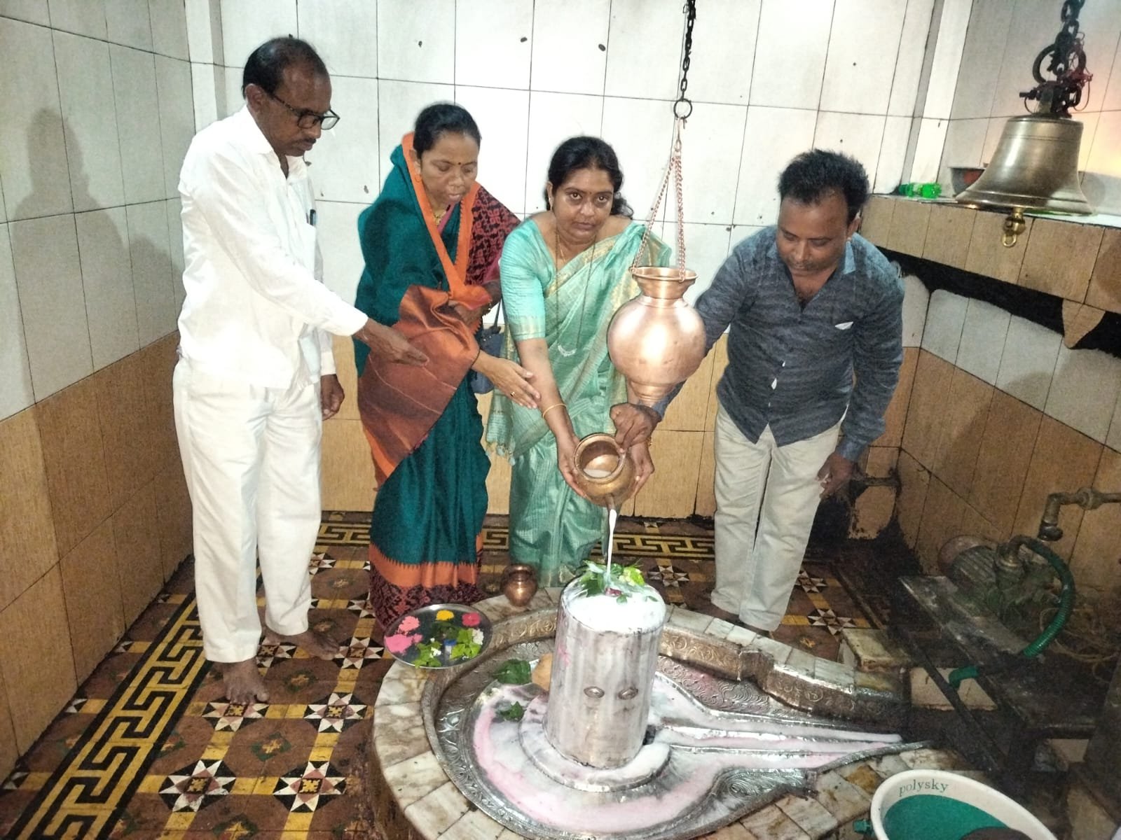 ना.अजित दादा पवार यांना उदंड आयुष्यासाठी मोरेश्वर महादेव मंदिरात दुग्धाभिषेक