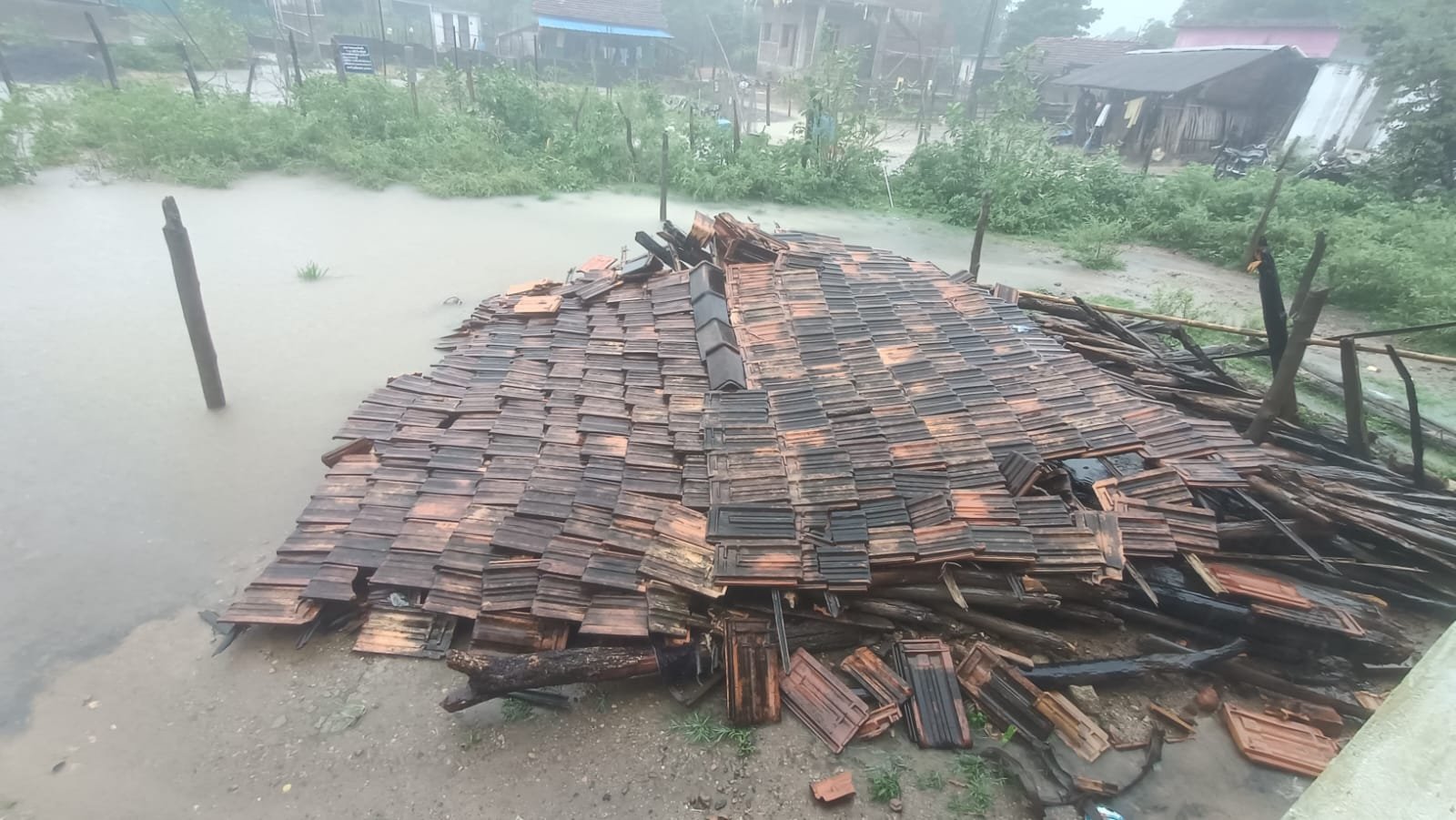 पावसाचा तडाखा,आलापल्ली ते मुलचेरा वाहतूक खोळंबली....