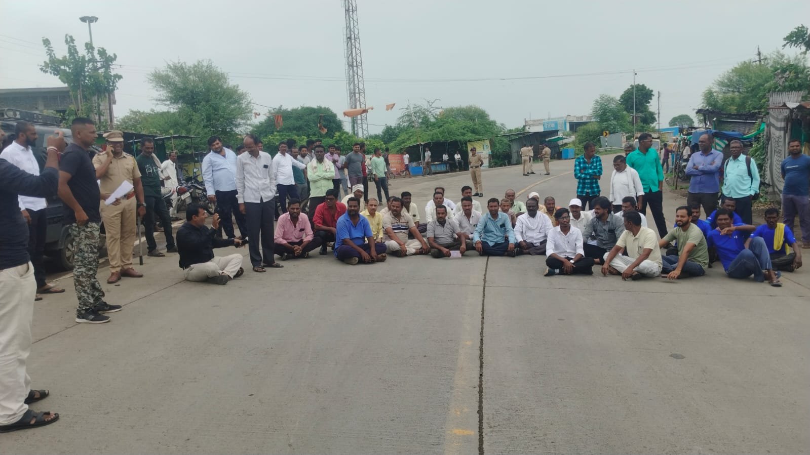 शेतकऱ्याचा सातबारा कोरा करा या करीता वाढोना बाजार येथे चक्काजाम आंदोलन......