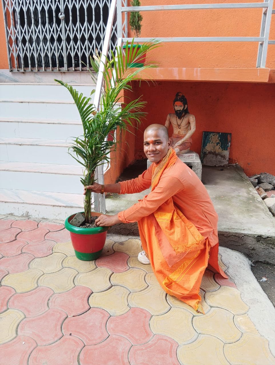 ब्रजवासी गौ रक्षक सेना भारत संगठन के राष्ट्रीय वरिष्ठ उपाध्यक्ष ने जन्म दिन पर वृक्ष लगाया और गौ माताओं की सेवा की