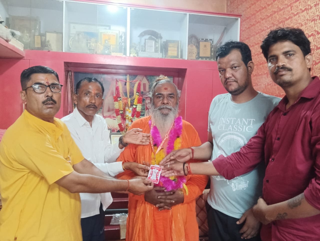 राष्ट्रीय अध्यक्ष संत प्रकोष्ठ को आई कार्ड, अथोरिटी लेटर देकर सम्मानित किया