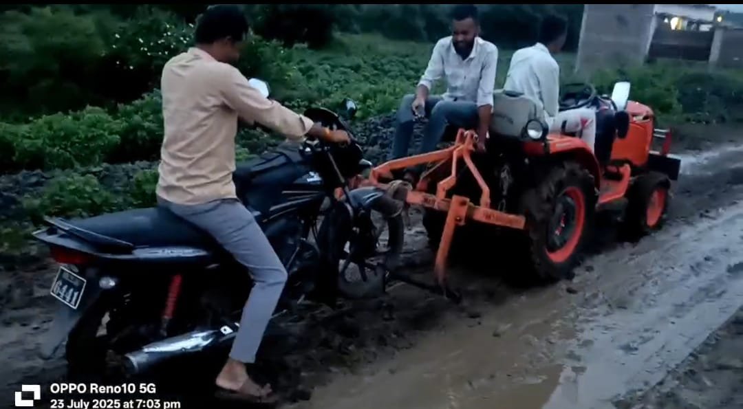 प्रशासनान आणि गुत्तेदार यांच्या हलगर्जीपणामुळे जात आहेत लोकांचे जीव...