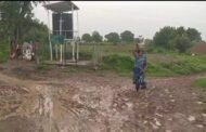 भर पावसाळ्यात नदीकाठच्या कळमनेर गावात पाण्यासाठी जीवघेणा संघर्ष (महिलांना चिखल तुडवत आणावे लागते पाणी)