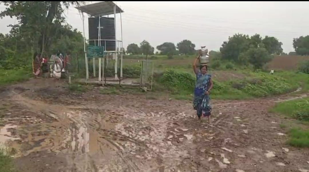 भर पावसाळ्यात नदीकाठच्या कळमनेर गावात पाण्यासाठी जीवघेणा संघर्ष (महिलांना चिखल तुडवत आणावे लागते पाणी)