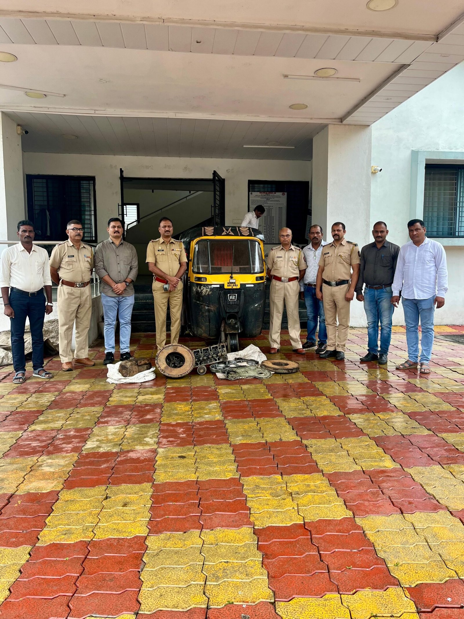 वर्धा शहर गुन्हे प्रकटीकरण पथकाने शटर फोडून चोरी करणारी टोळी केली गजाआड, गुन्हा केला उघड....
