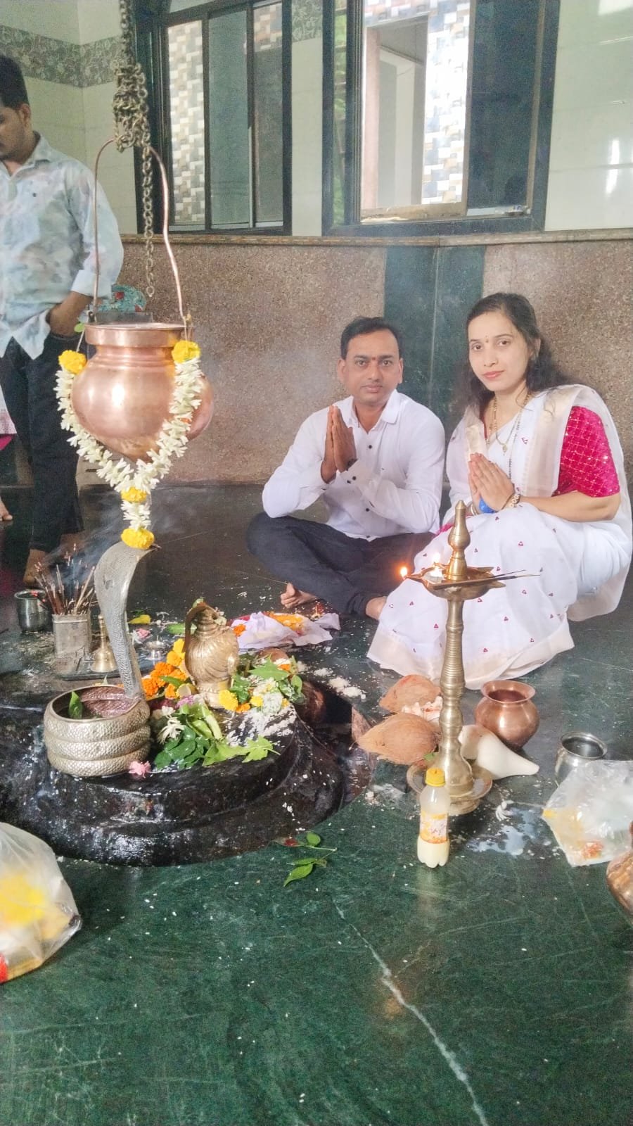 पत्रकार कैलासराजे घरत, धर्मपत्नी सौ.मयुरी कैलासराजे घरत यांनी श्रावणी सोमवारी घेतले श्री स्वयंभू महादेवाचे दर्शन..!
